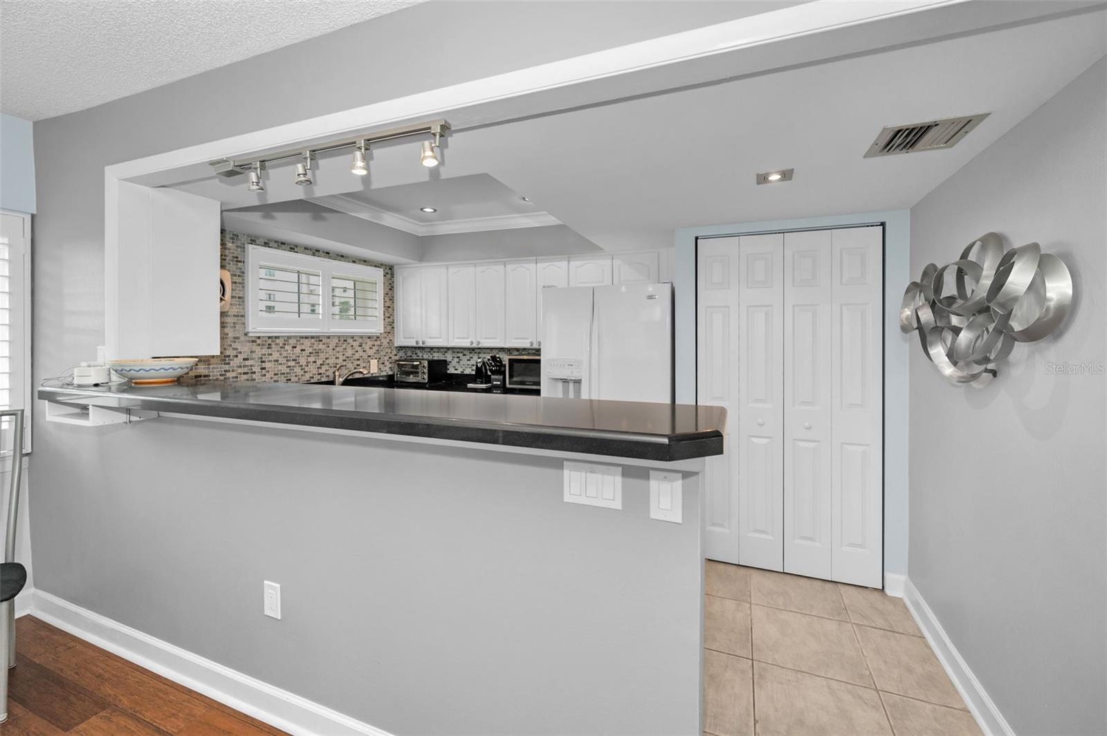 Large breakfast bar for everyday dining or casual entertaining