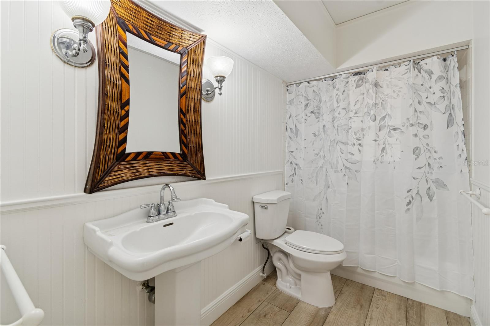 Hall Bath with Tub/Shower