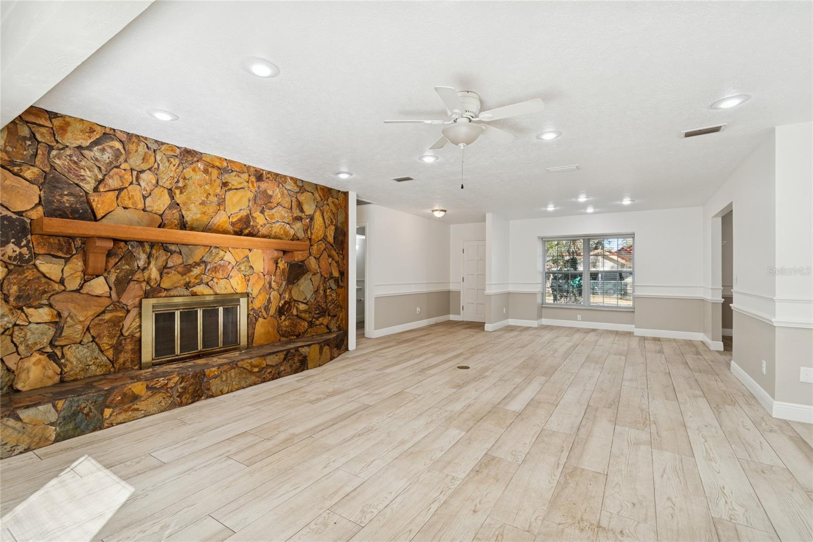 Living Room/Fireplace