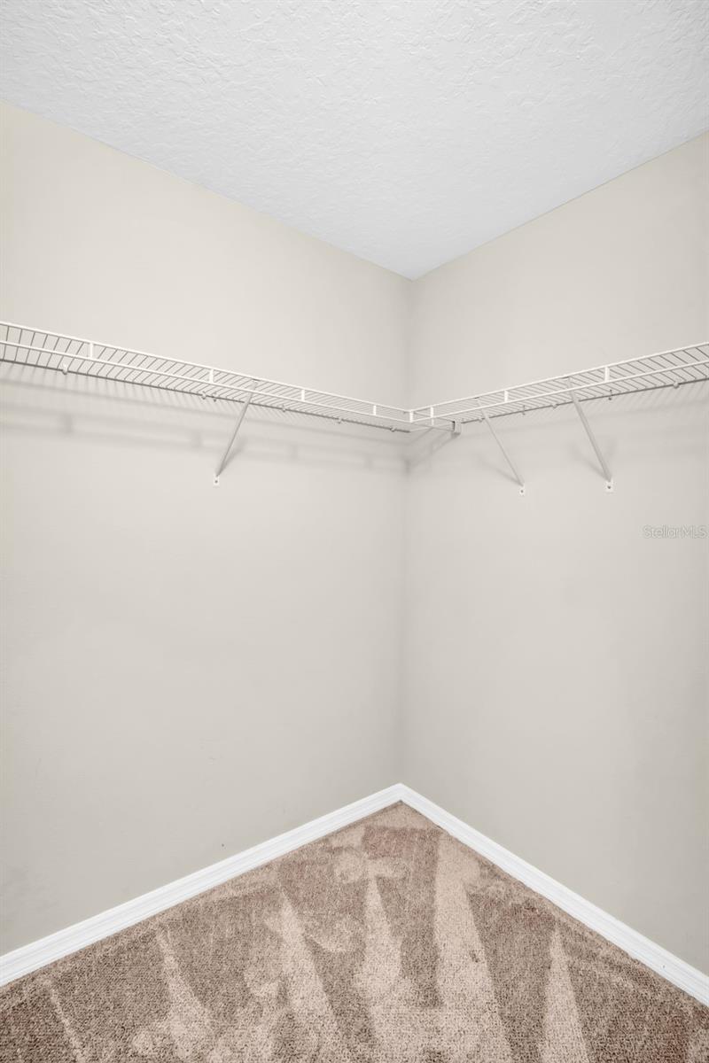 Large 2nd bedroom's walk-in closet~