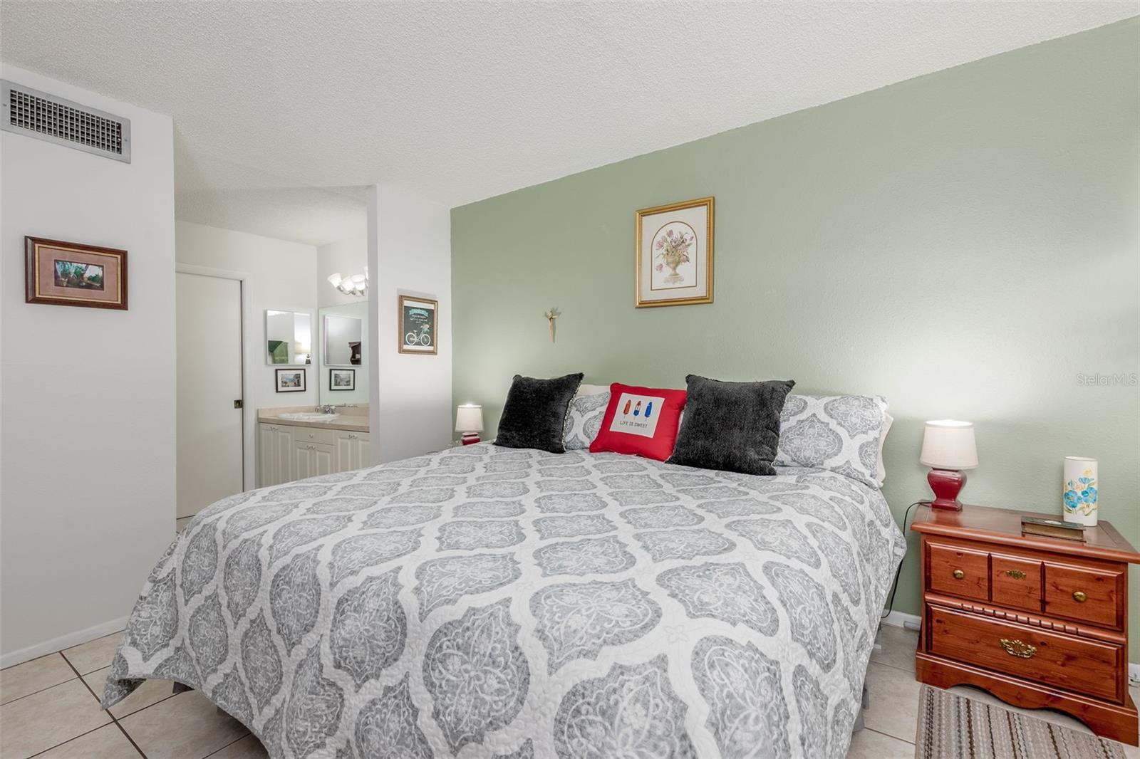 Primary into En-suite Bathroom