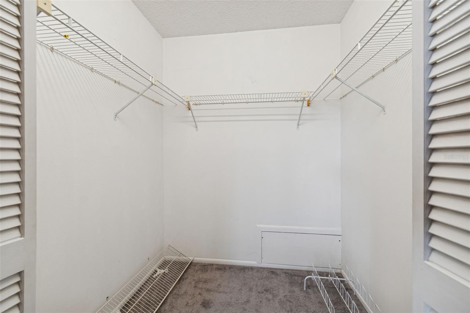 Grand Walk in Closet