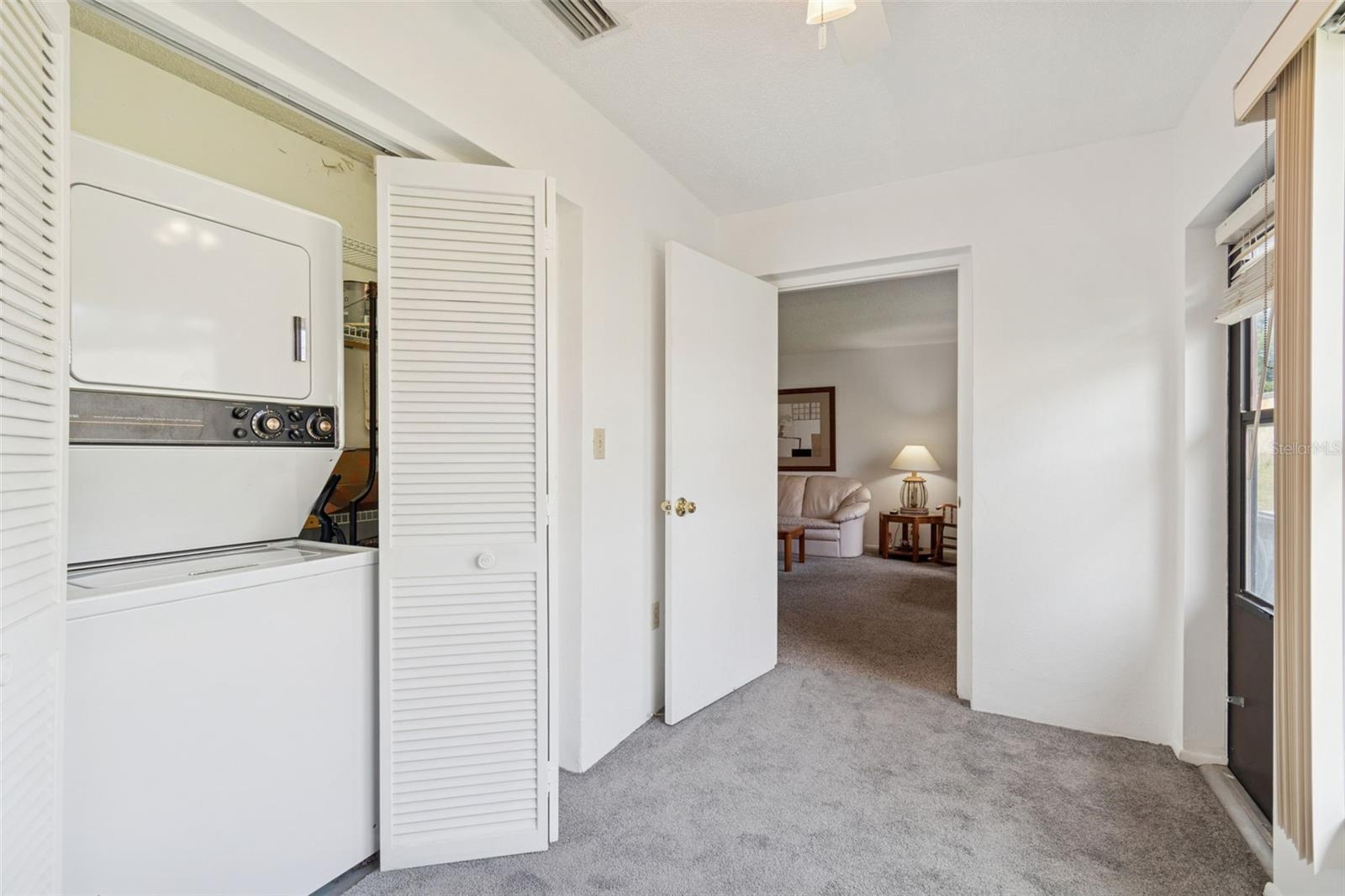 Lanai Laundry area.light and bright Garden view.