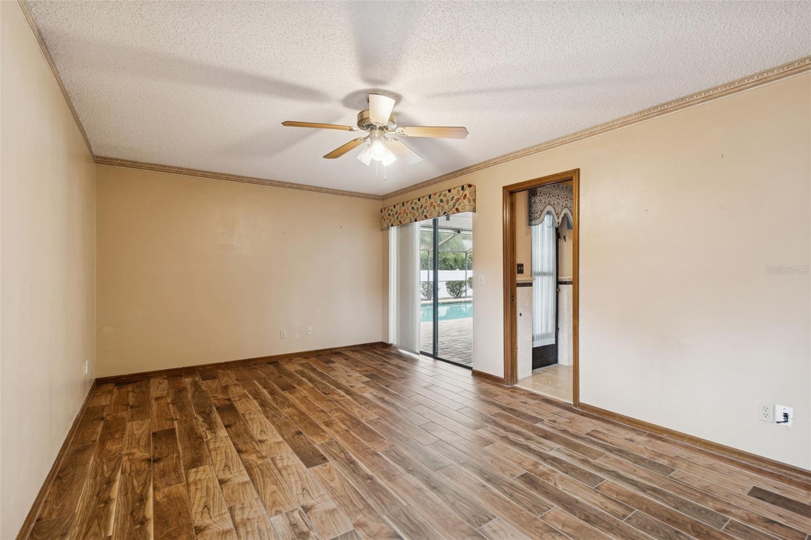 Large bedroom with direct access to bathroom