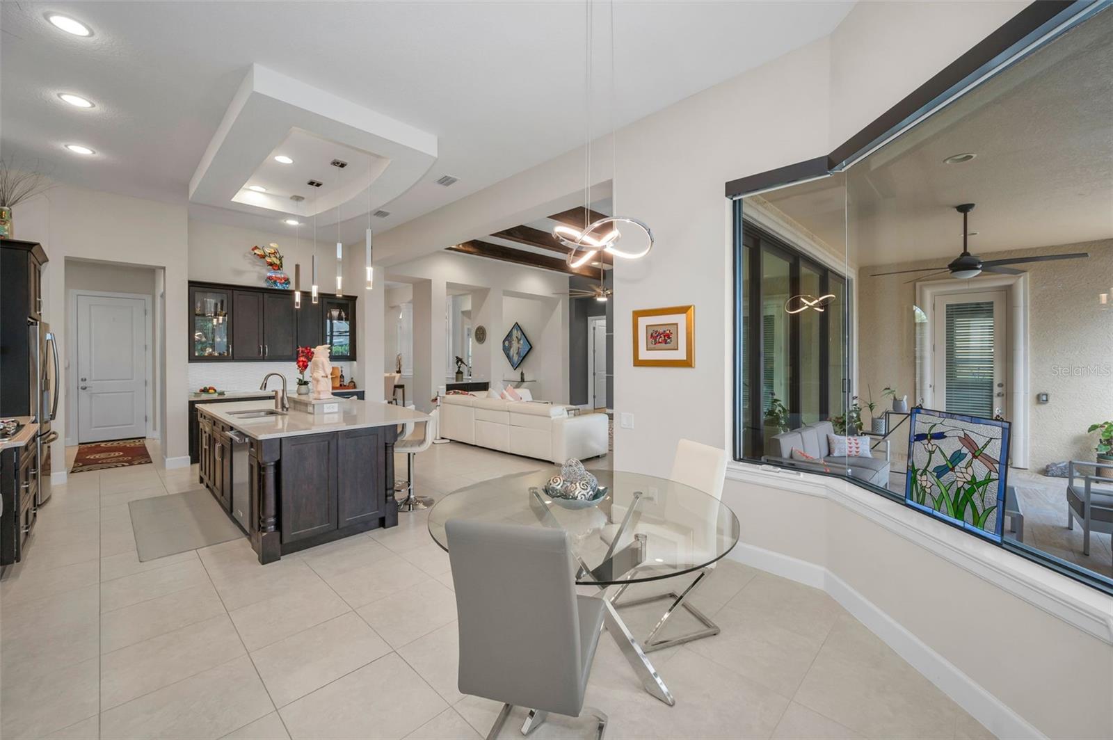 Breakfast area with views of lanai