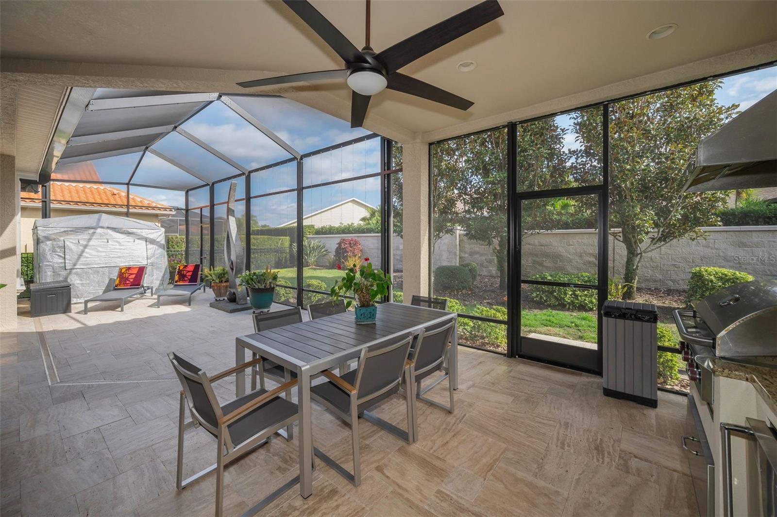 High vaulted screen enclosure