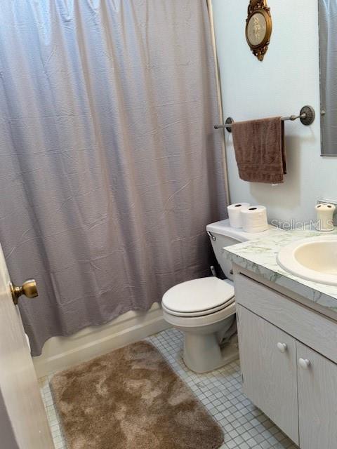 Guest bathroom with tub/shower combo