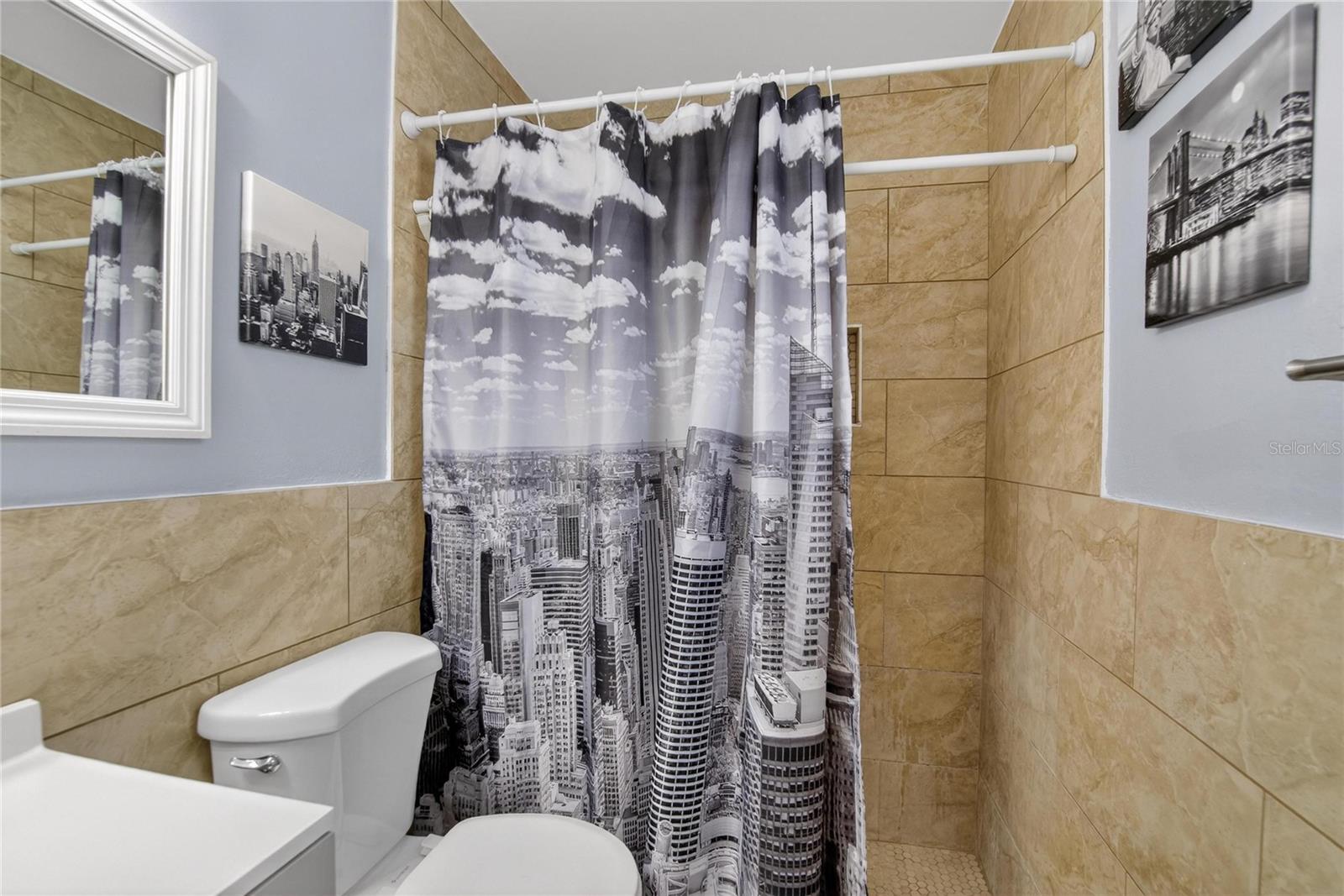 Primary bedroom en-suite