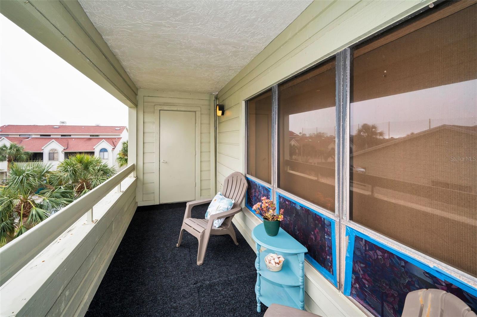 THIS SPACE WOULD MAKE A GREAT HOBBY ROOM.