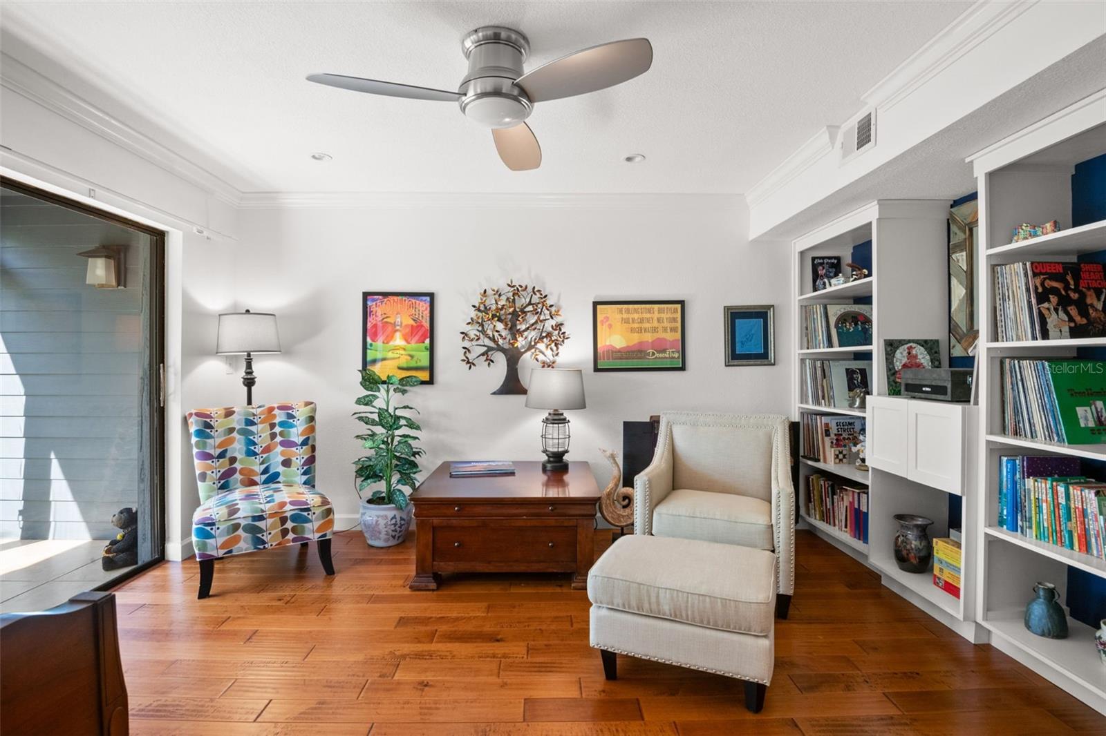 Built-in shelves/bookcases