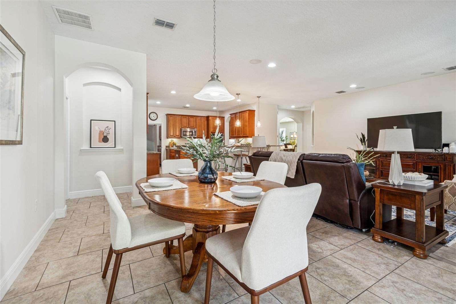 This open space also features a generous eat-in area, spacious enough to accommodate a large table and comfortably seat many guests.