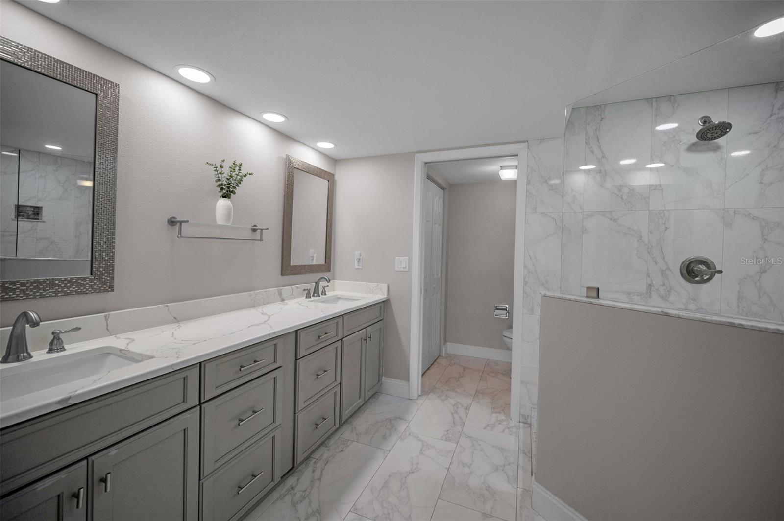 En suite bathroom in primary bedroom