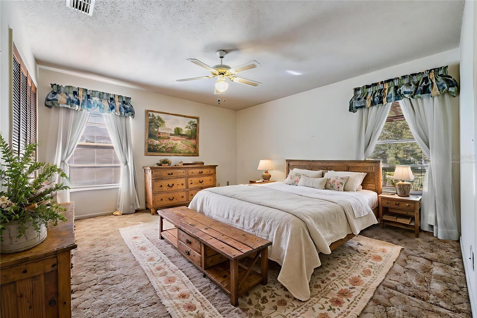 This photo has been Virtually Staged.