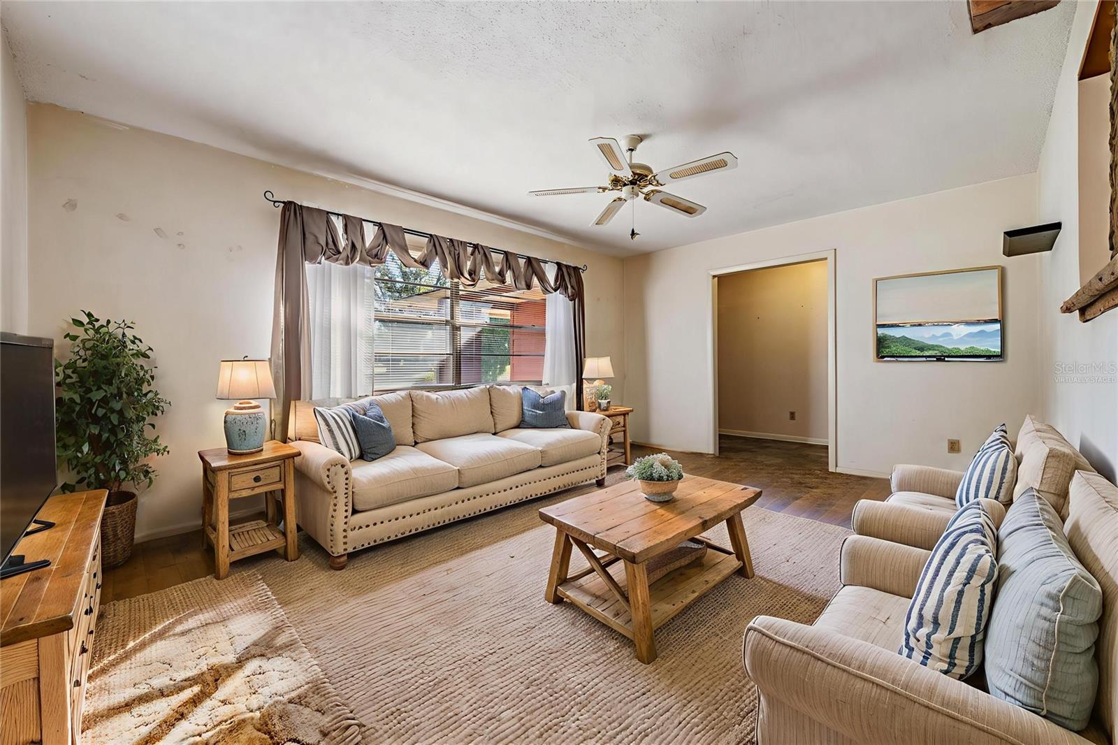 This photo has been Virtually Staged.