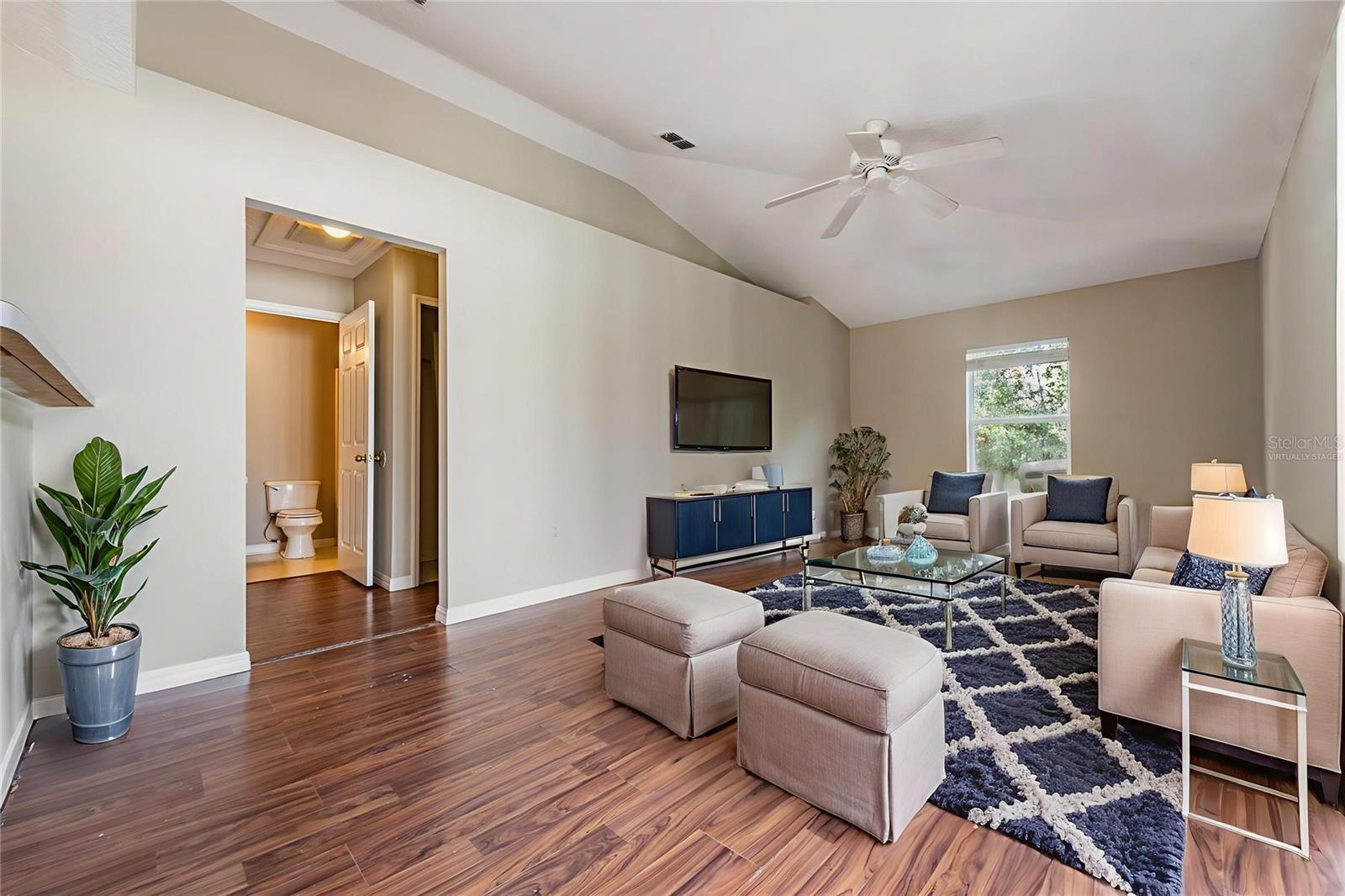 This photo has been Virtually Staged.