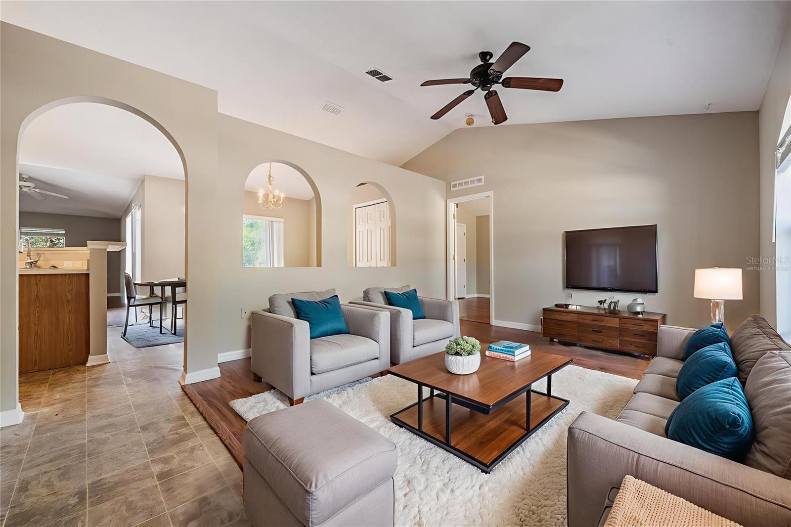 This photo has been Virtually Staged.