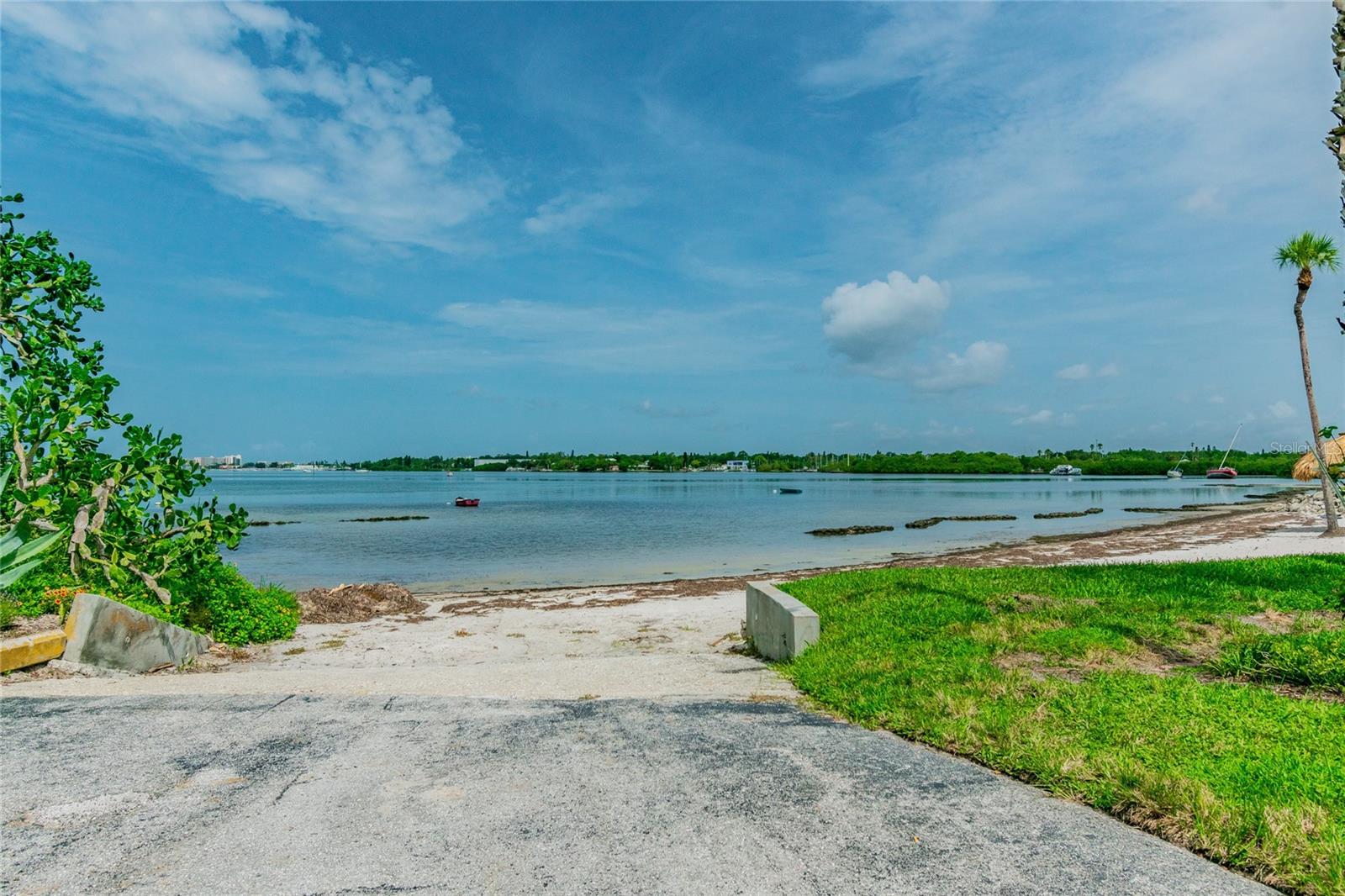 boat ramp, small craft only