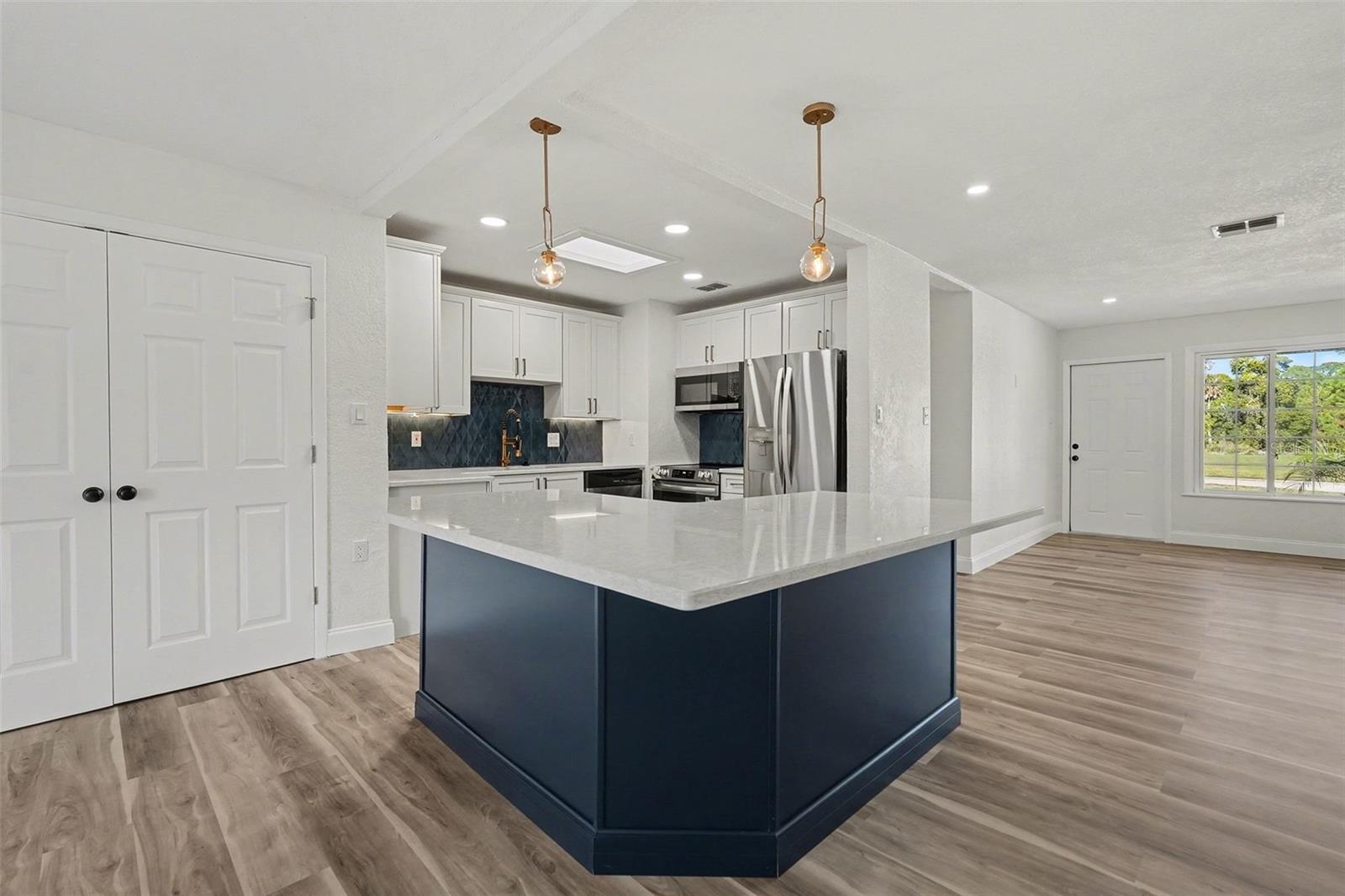 KTICHEN ISLAND WITH SEATING