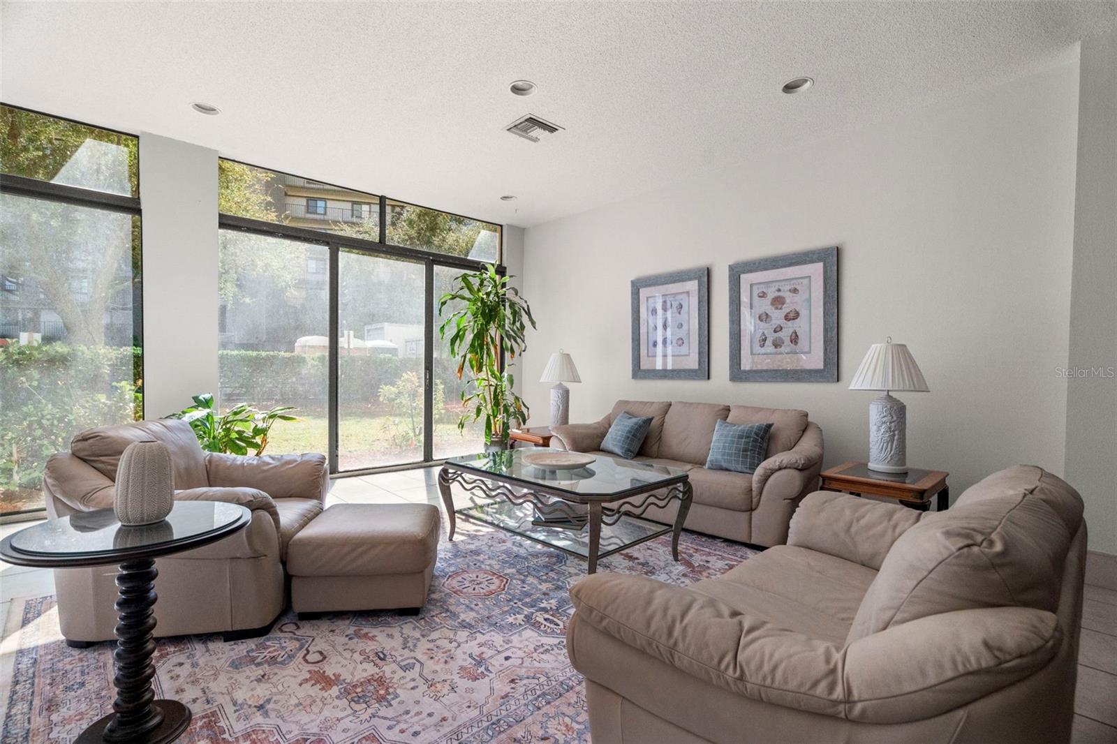 Amenity: Community lounge area