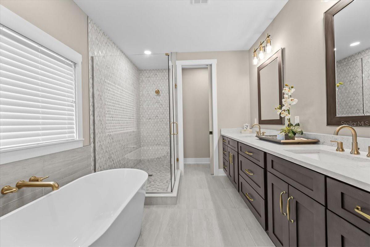 Freestanding soaker tub