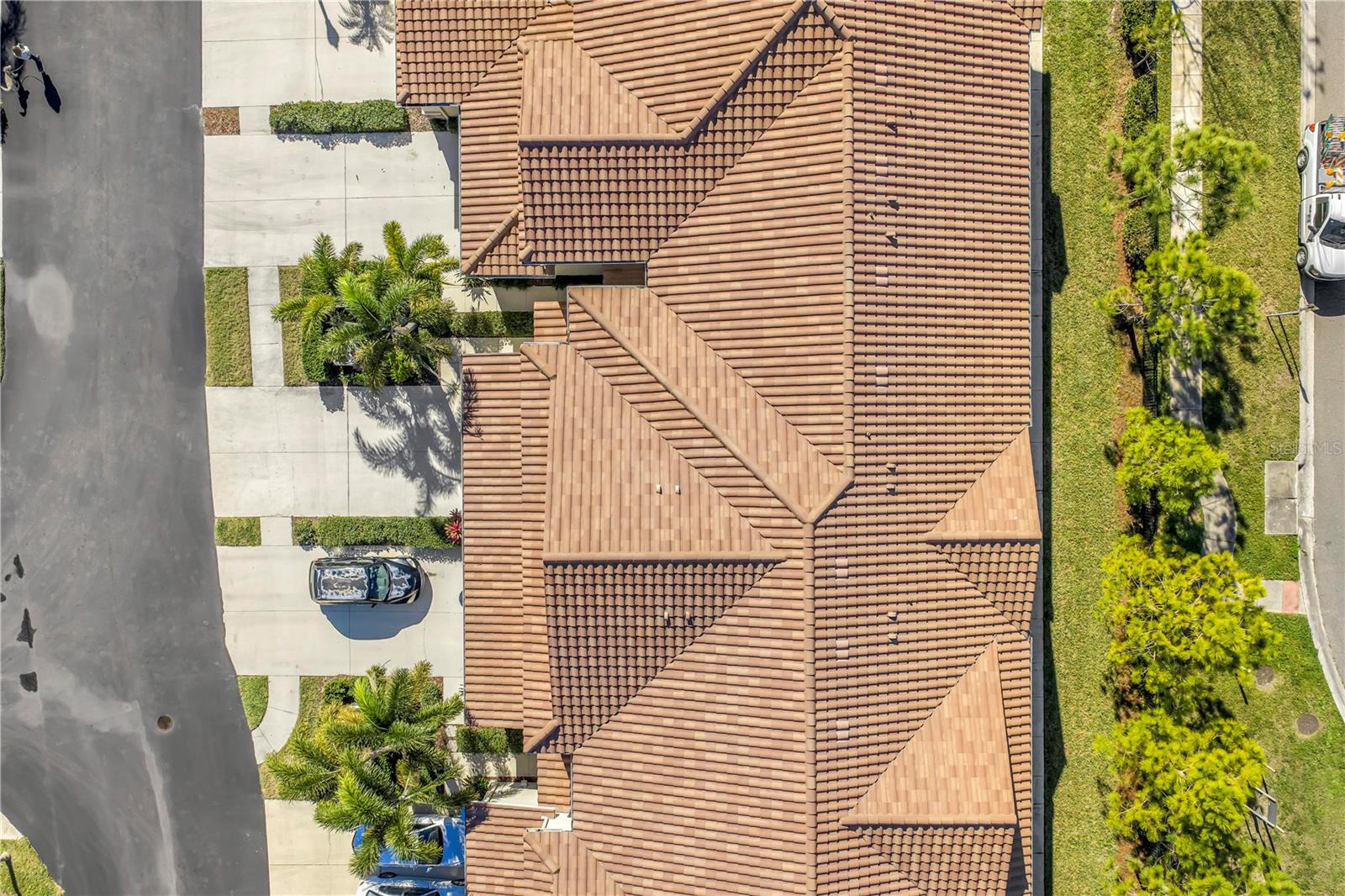 Overhead view - 4 cars can park on the driveway