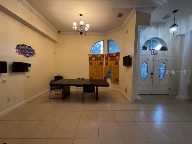DINING ROOM / ENTRANCE