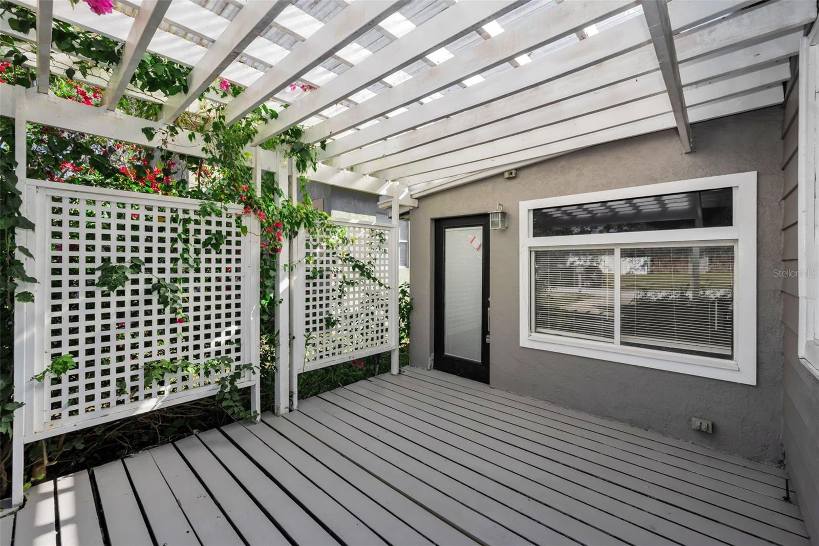 Close to the Sponge Docks, Anderson Park, Howard Park Beach & Sunset Beach, shopping, restaurants & more!