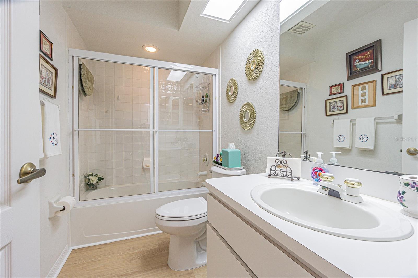 Hall bathroom with combo tub/shower.