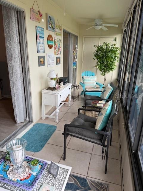 HELLO FLORIDA ROOM - LARGE ENOUGH TO ENTERTAIN AND WATCH THE BIRDS