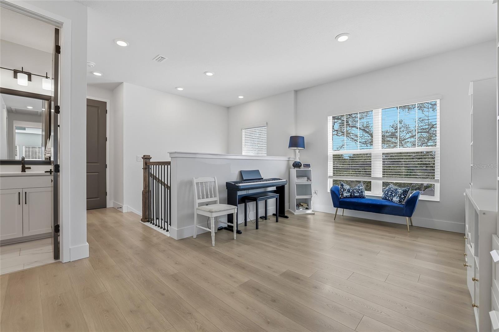 Full bath adjacent to the bonus room.