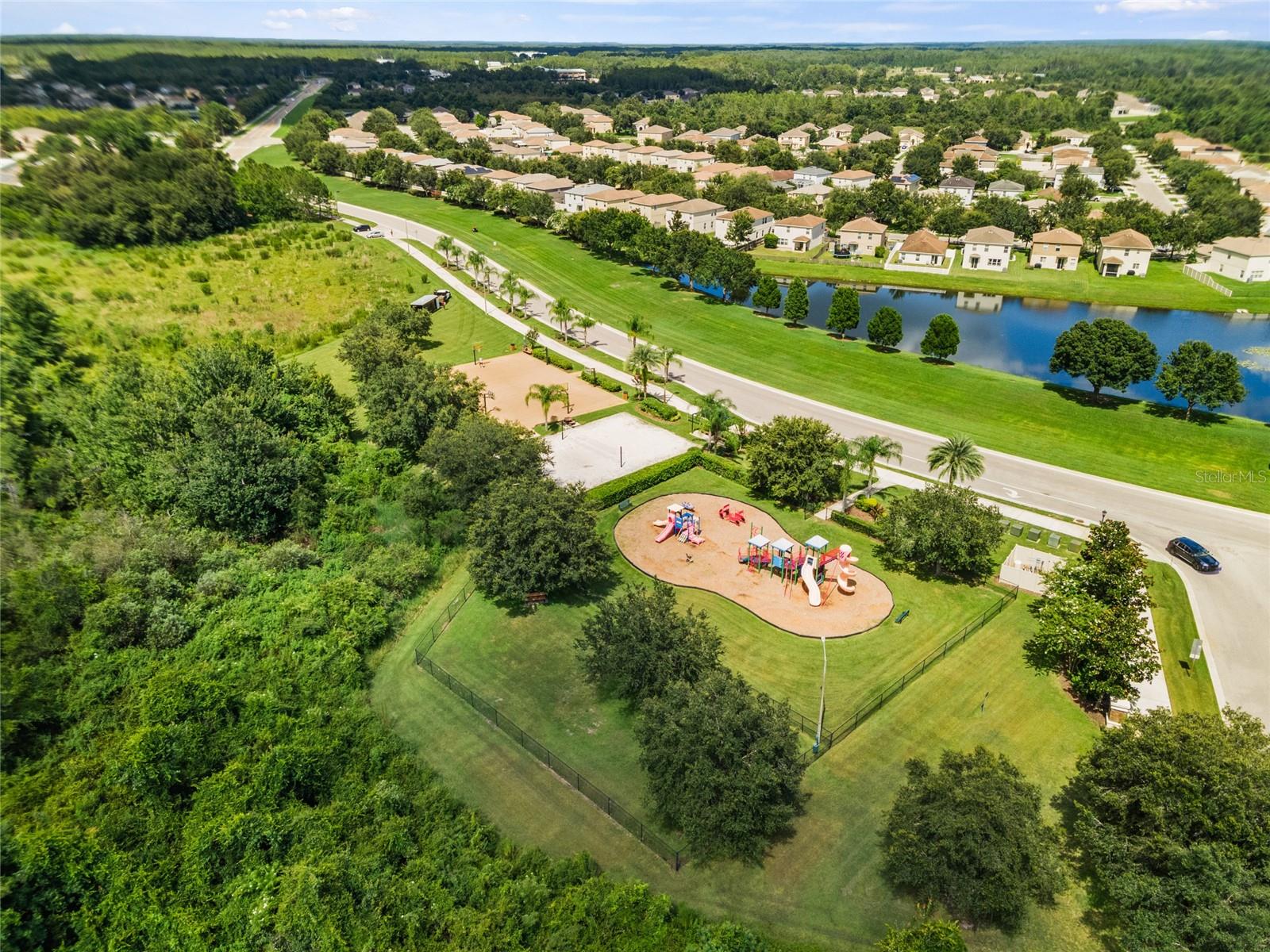 Amenities in the neighborhood :Playground, basketball court, volleyball court, and dog park