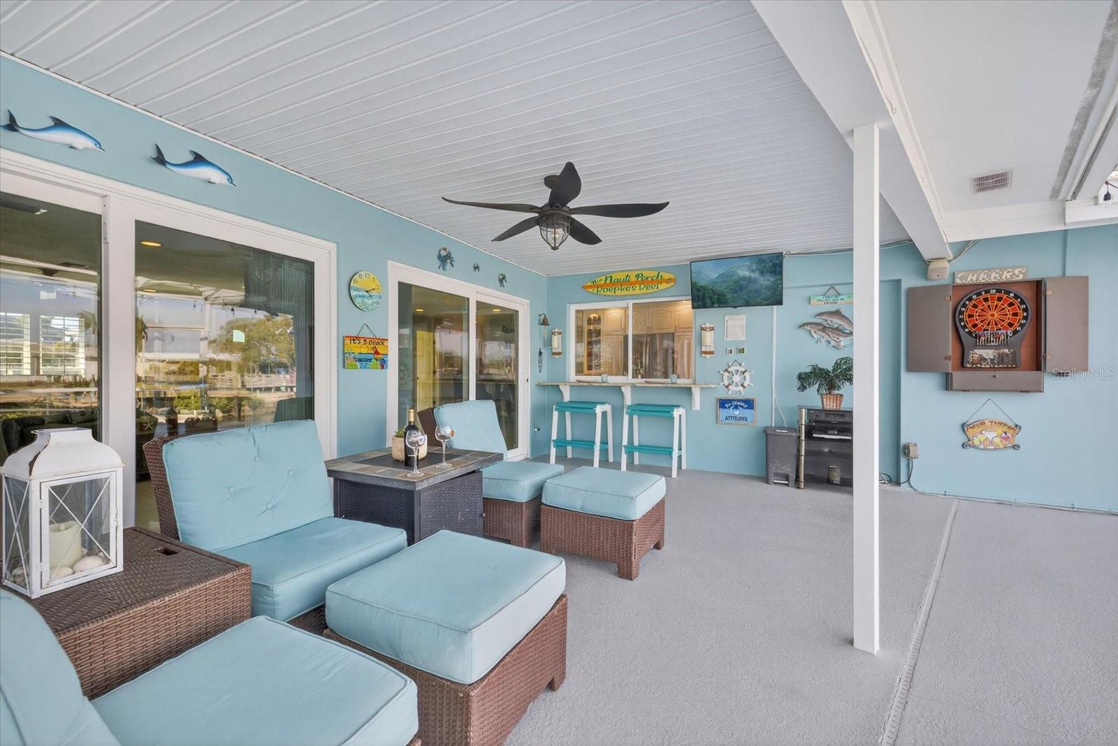 Covered outdoor lania