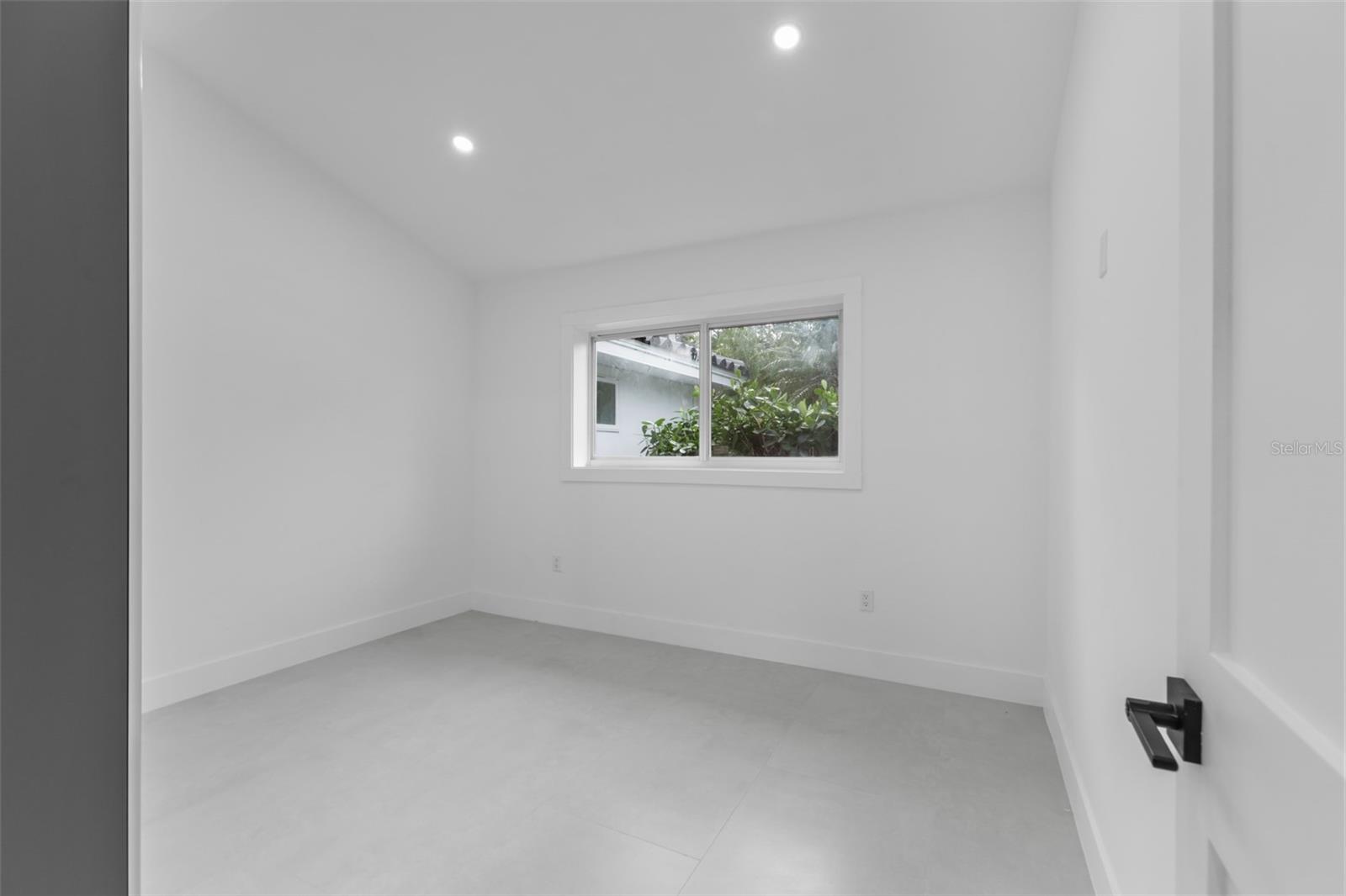 bonus room/office/playroom/movie room