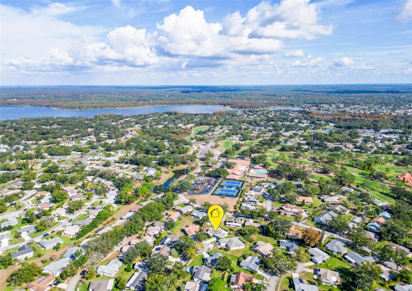 Walking distabce to clubhouse and tennis courts