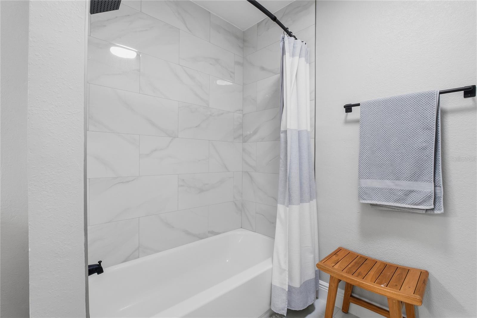 SHOWER/TUB COMBO IN THE GUEST BATHROOM!