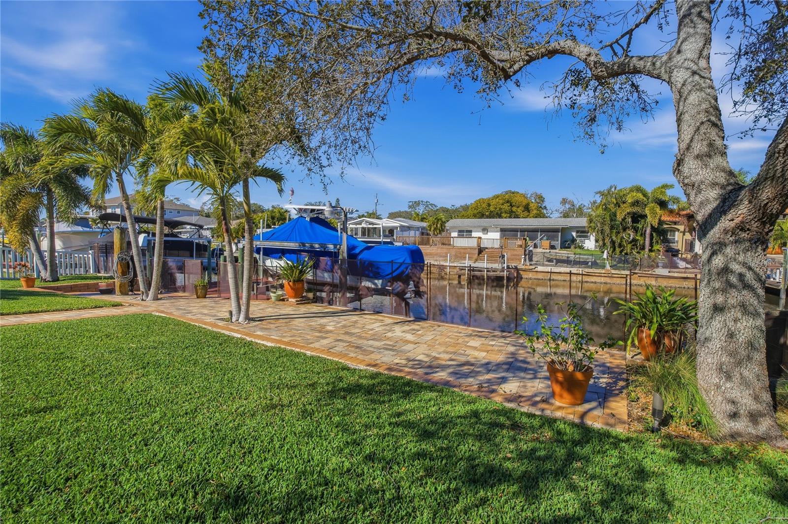 DEEP WATER CANAL PERFECT FOR BOATING ANYTIME!