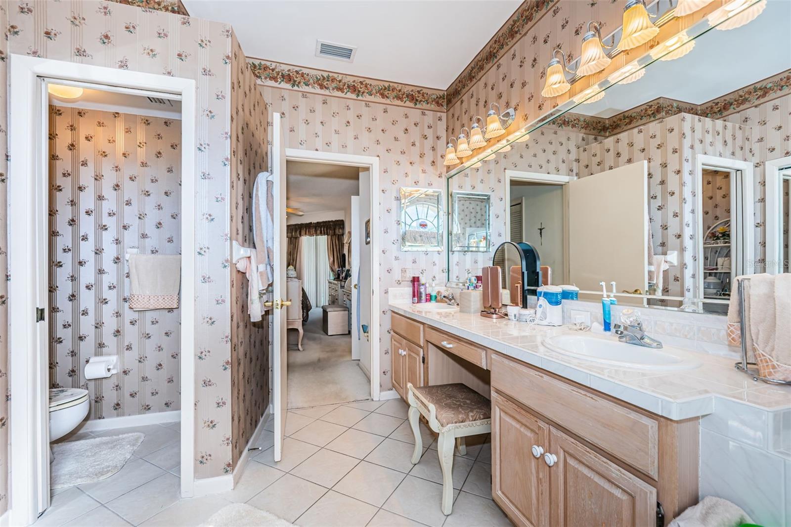 Ensuite Primary Bathroom with Water Closet