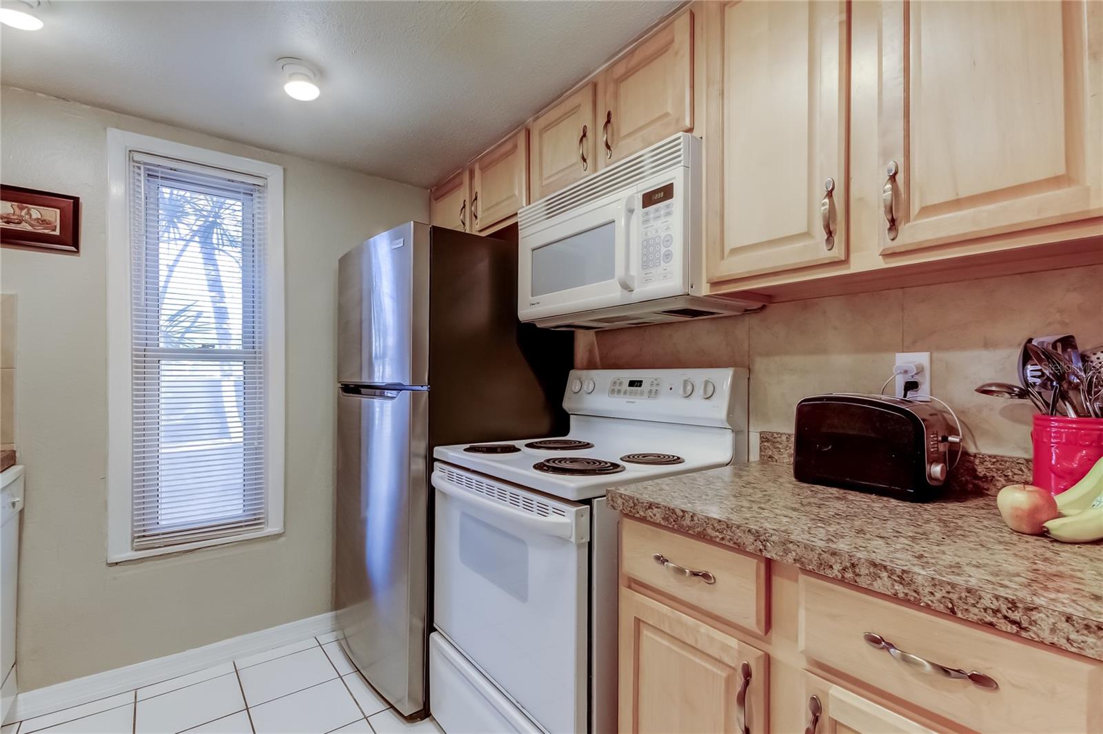 End unit bonus - window in the kitchen!