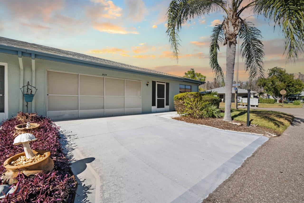 Screened 2 car garage