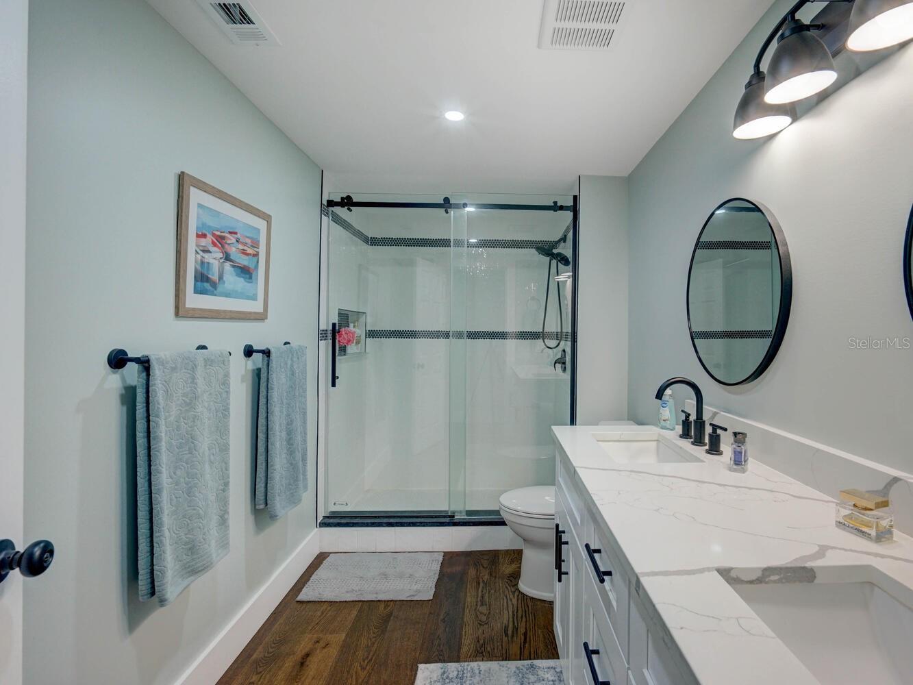 Spare Bath with Dual Vanity