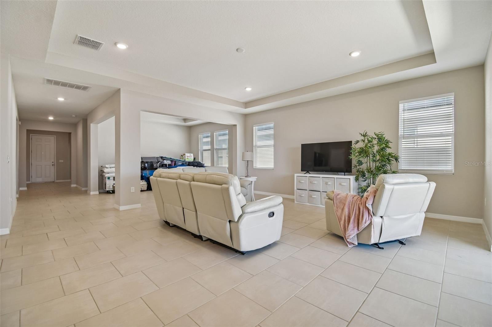 Living Room / Formal Dinning room Combo