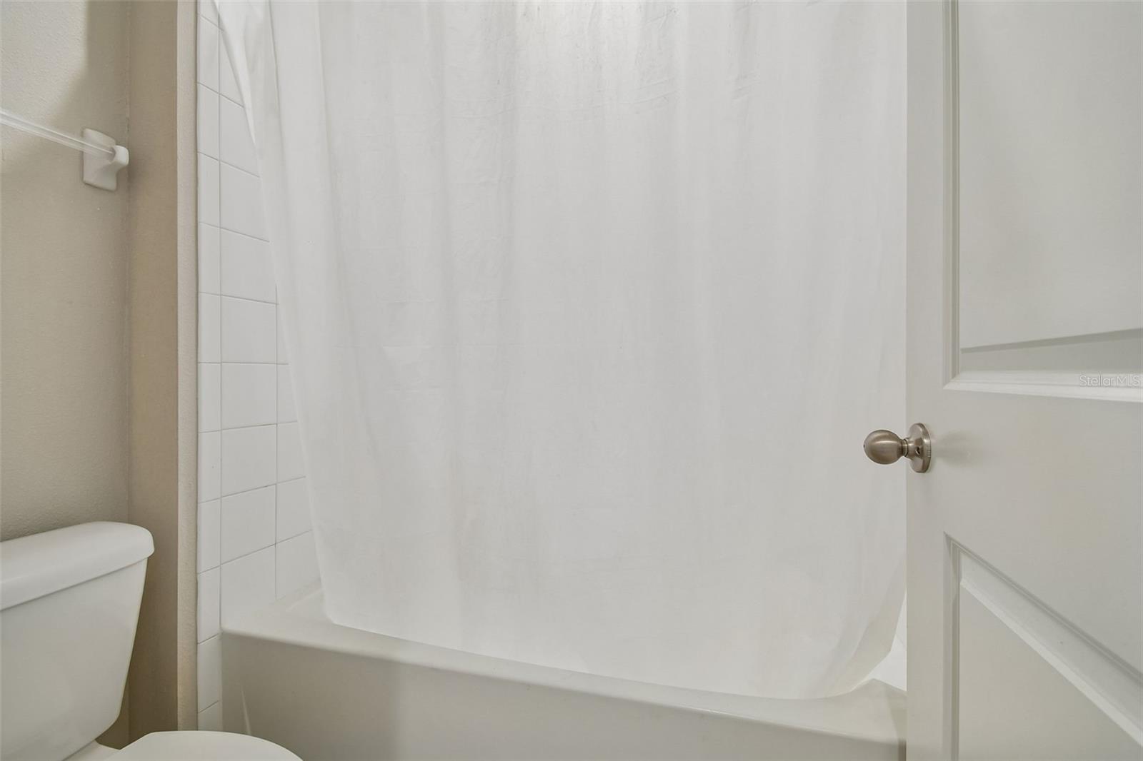 Tub Jack n Jill Bathroom connecting Room 1 n Room 2