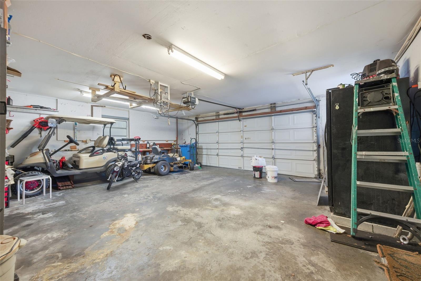 Garage-contains laundry hookups as well