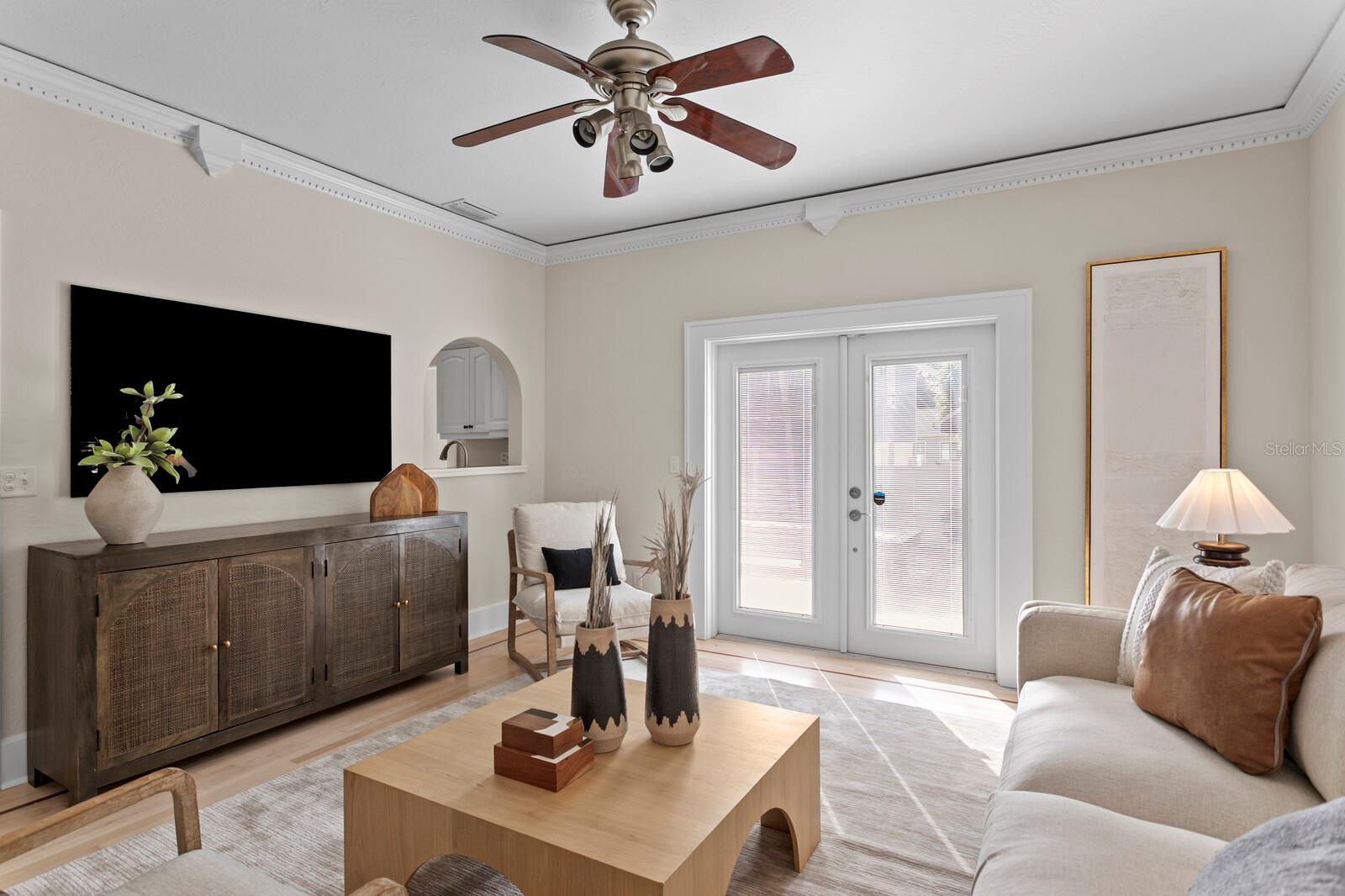 Sunroom connecting to the backyard