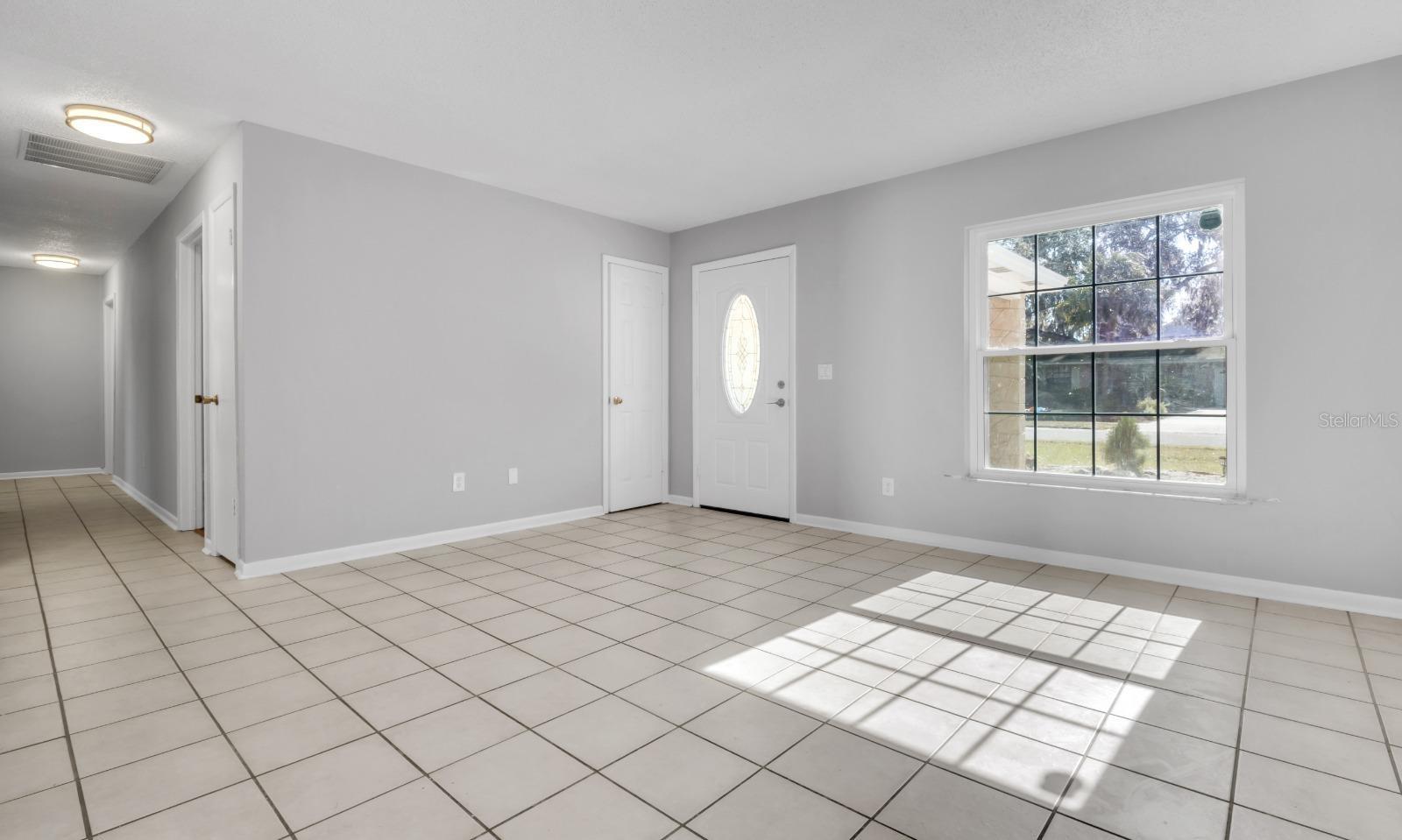 Entrance livingroom/Dining1