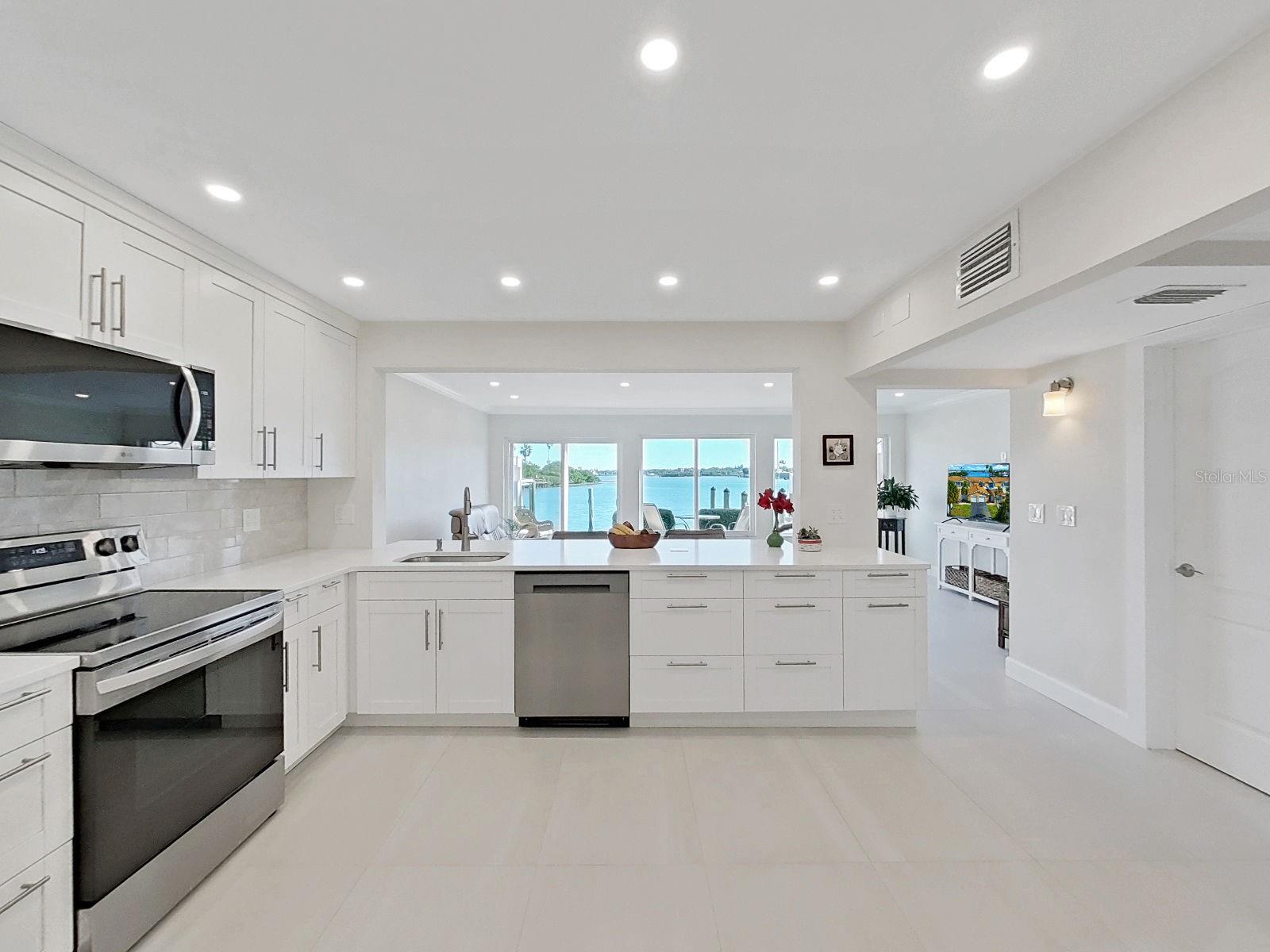 Clear view of the intercoastal.