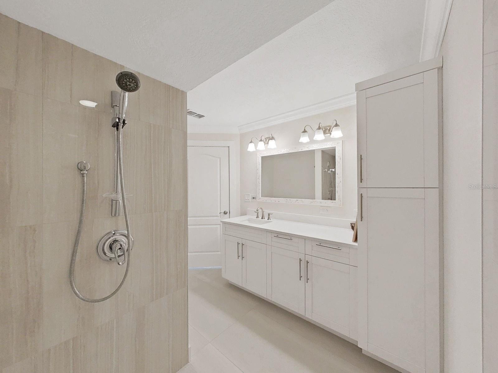 Ensuite Hand held shower head in tile shower