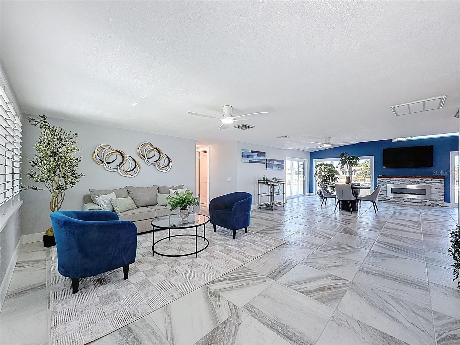 SO MUCH NATURAL LIGHTING!