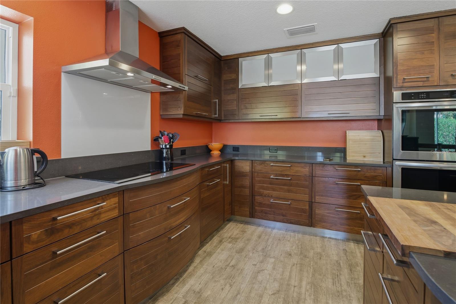 THE MASTER CHEF OF THE HOME WILL LOVE COOKING IN THIS KITCHEN!