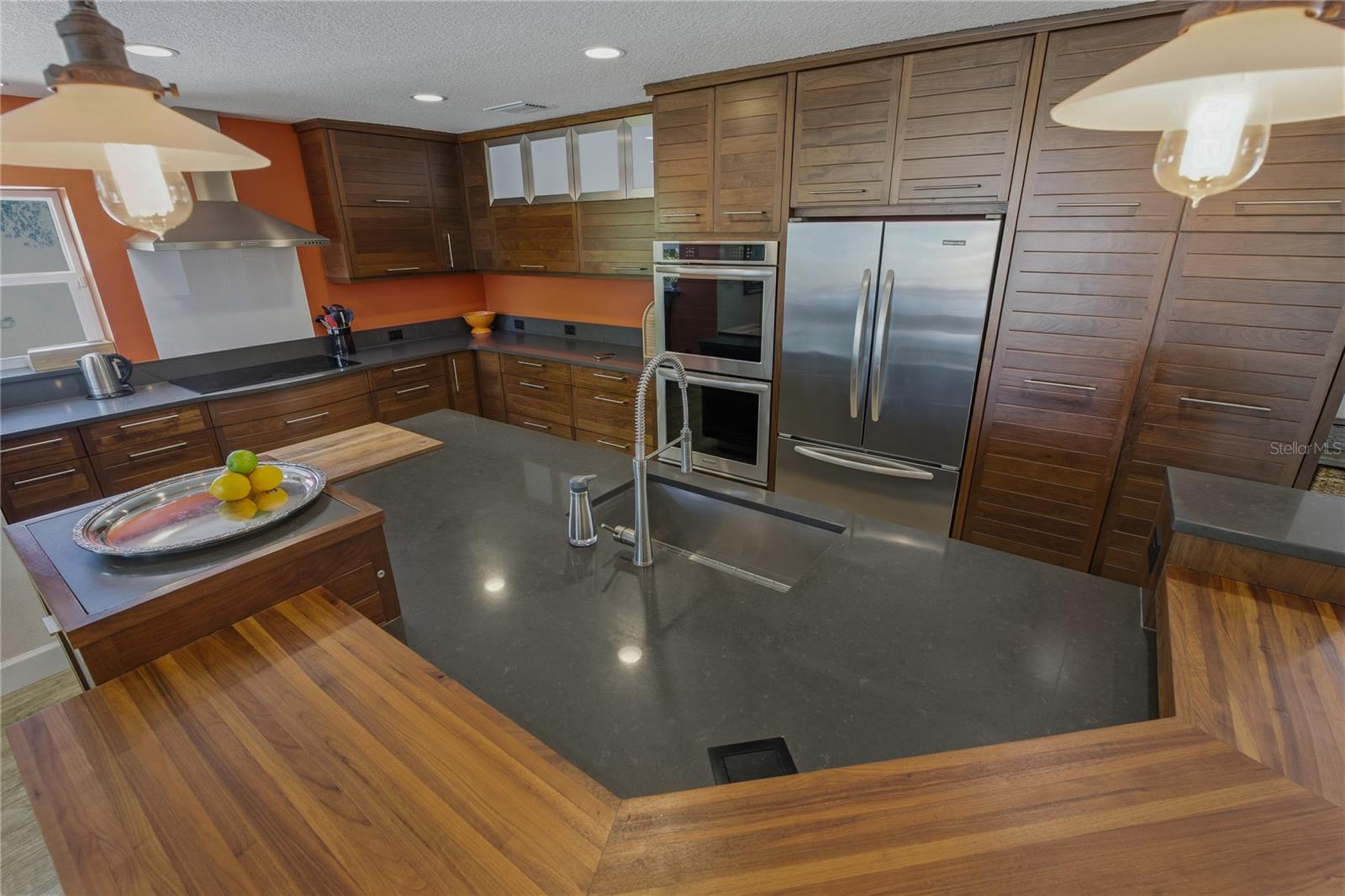 BEAUTIFUL QUARTZ COUNTER TOPS!!